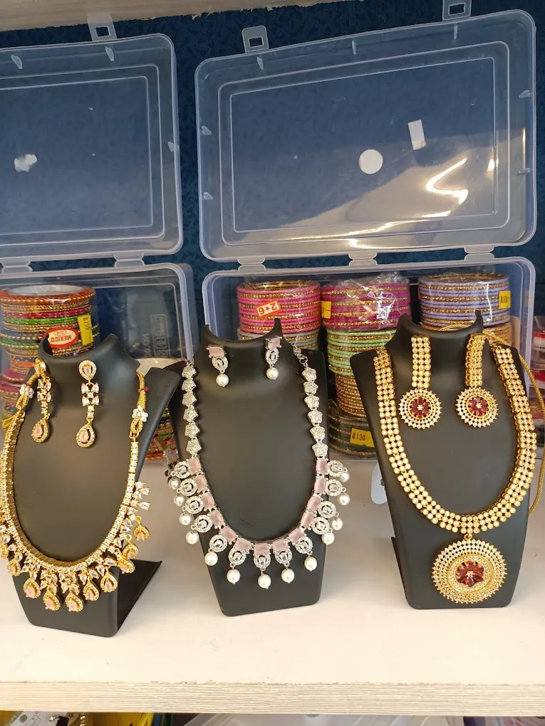 MEENA'S FASHION BOUTIQUE